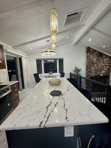 Fabulous 5-bedroom, 6 beds, 3 bath house near Ohare in Prospect Heights