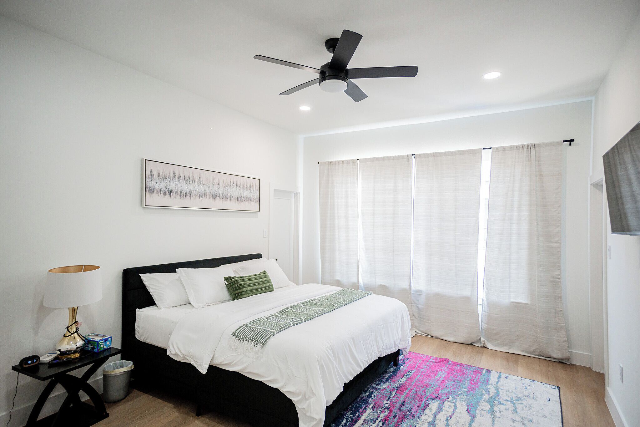 Tabla de planchar con plancha, wifi y ropa de cama 