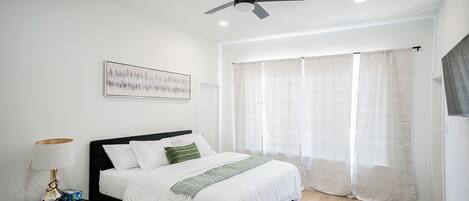 Tabla de planchar con plancha, wifi, ropa de cama