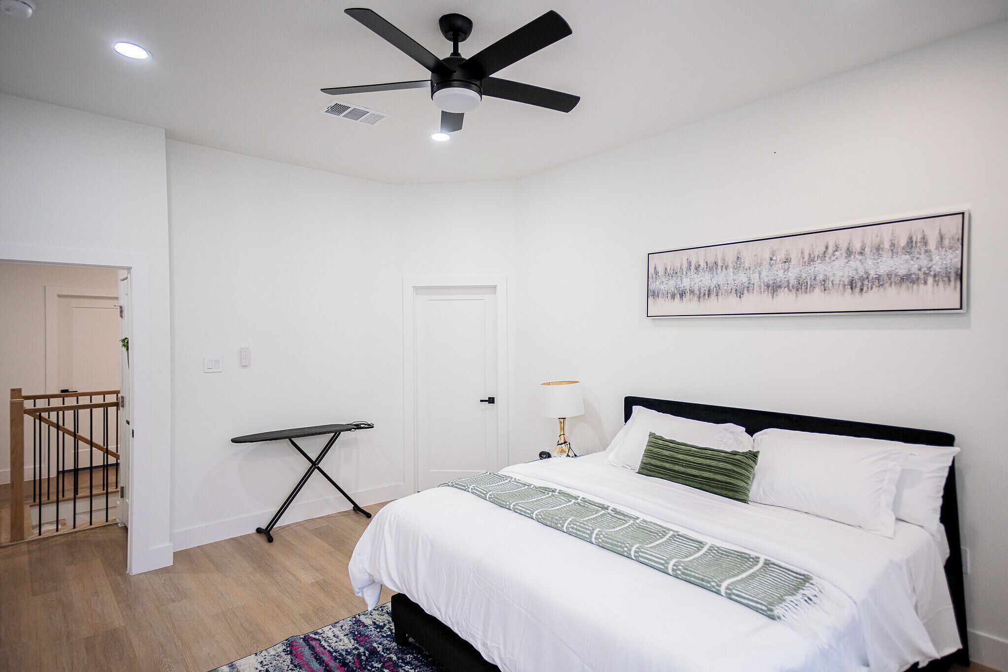 Planxa i posts de planxar, wifi i roba de llit 