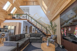 Una Smart TV, una chimenea, una biblioteca de música