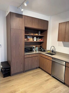Private kitchen - Cozy 1-bedroom apartment with AC in serene New York (New York)