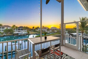 Outdoor dining - Twin Tides - Bayfront Views + Steps to Bonita Beach (Bonita Springs)