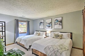 Room - Cozy 2-Bedroom Apartment in enchanting Sky Valley (Dillard)