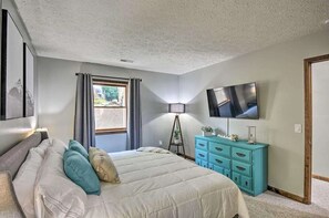 Room - Cozy 2-Bedroom Apartment in enchanting Sky Valley (Dillard)