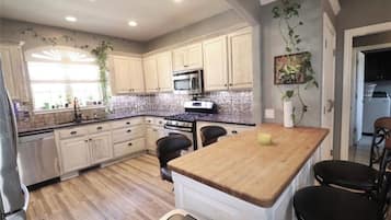 Coffee/tea maker, fridge, microwave, oven