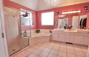 Shower, jetted bath, hair dryer, bidet - Huge Smart-Home 3ponds fishing 3.5 mi to OU in Norman, pool, outdoor patio, PETS (Norman)