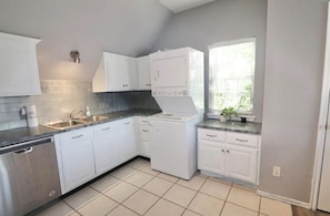 Fridge, microwave, oven, stovetop - Huge Smart-Home 3ponds fishing 3.5 mi to OU in Norman, pool, outdoor patio, PETS (Norman)