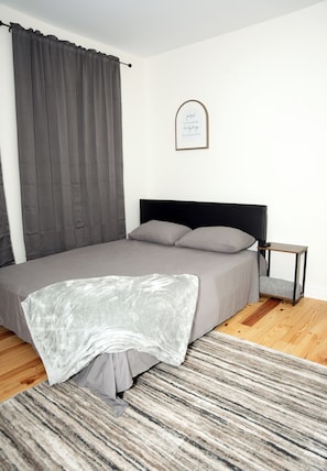 2 slaapkamers, een strijkplank/strijkijzer, internet, beddengoed