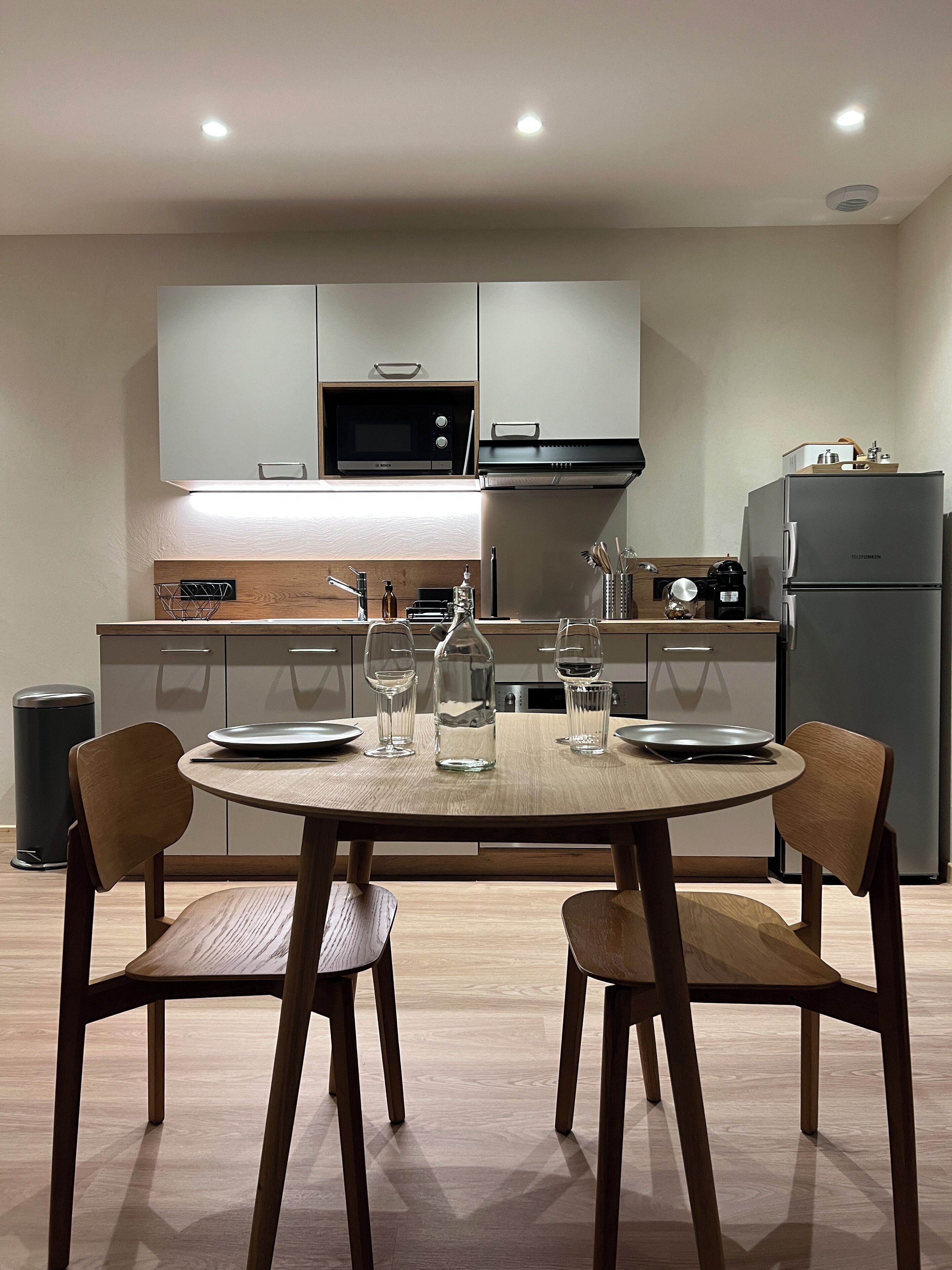 Jääkaappi, mikroaaltouuni, uuni, liesi