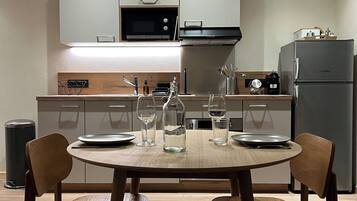 Jääkaappi, mikroaaltouuni, uuni, liesi