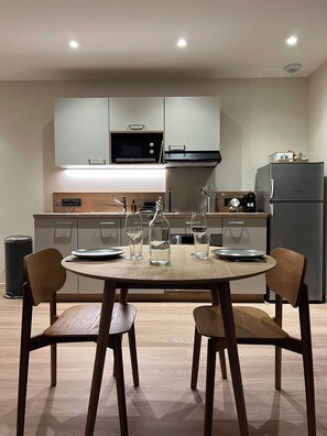 Réfrigérateur, micro-ondes, four, plaque de cuisson