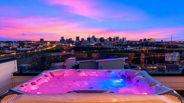 Een jacuzzi met een stadsachtergrond.