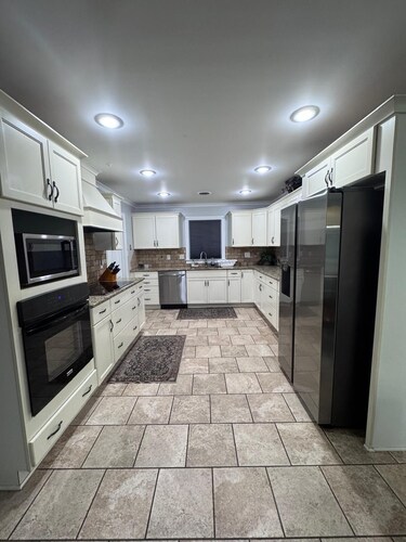 Roomy 6BR Home with Pool- Perfect for Groups