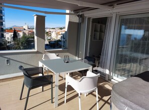 Outdoor dining - Villa Nižić Makarska -Two Bedroom Apartment With Terrace And Hot Tub (Lux F) (Makarska)