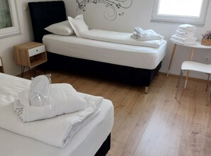 Tabla de planchar con plancha, internet y ropa de cama 