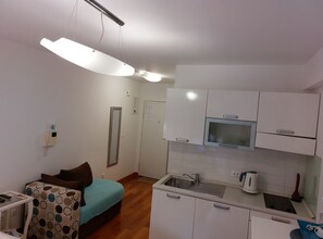 Kylskåp, mikrovågsugn, spishäll och diskmaskin