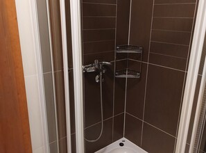 Shower, hair dryer, towels - Villa Nižić Makarska - Studio Apartment With Balcony (Studio S) (Makarska)