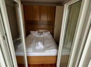 Iron/ironing board, Internet, bed sheets - Villa Nižić Makarska - One Bedroom Apartment With Balcony (G) (Makarska)