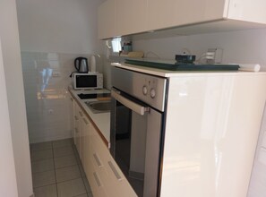 A compact kitchen with a microwave, toaster, sink, and a small oven. - Villa Nižić Makarska - One Bedroom Apartment With Balcony (Marina) (Makarska)