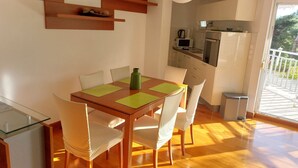 A modern kitchen with a dining area. - Villa Nižić Makarska - One Bedroom Apartment With Balcony (Marina) (Makarska)