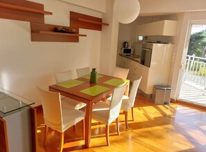 A modern kitchen with a dining area. - Villa Nižić Makarska - One Bedroom Apartment With Balcony (Marina) (Makarska)