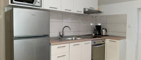 Refrigerador, microondas, horno y parrilla de estufa