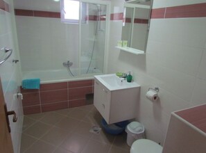 Dusche, Haartrockner, Handtücher
