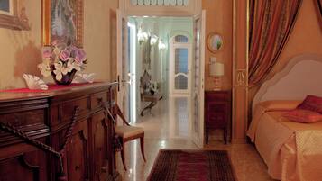 Royal-Suite, Balkon, Stadtblick (Quadrifora) | Zimmersafe, Verdunkelungsvorhänge, kostenloses WLAN