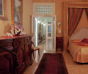 Suite Royal, balcón, vista a la ciudad (Quadrifora) | Caja de seguridad en la habitación, cortinas blackout y wifi gratis 