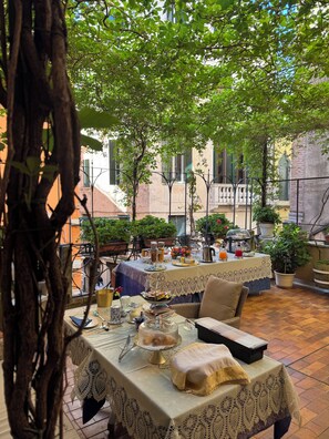 Bao gồm bữa sáng buffet hàng ngày 