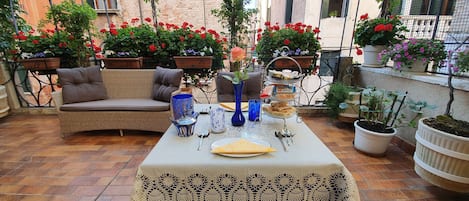 Free daily buffet breakfast