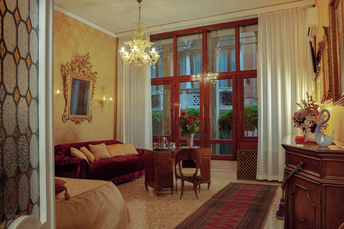 Royal Suite, Balcony, City View (Quadrifora) | Peti besi dalam bilik, langsir/tirai gelap terus, Wi-fi percuma 