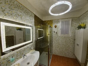 Junior suite, uitzicht op de stad (Stufa) | Badkamer | Pantoffels