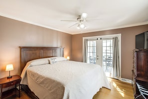 Skrivebord, strykejern/-brett, internettilgang og sengetøy