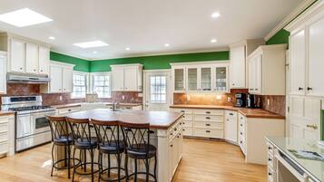 Réfrigérateur, micro-ondes, plaque de cuisson, lave-vaisselle