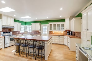 Kjøleskap, mikrobølgeovn, kokeplater og oppvaskmaskin