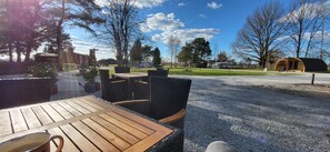 Outdoor dining - Woody hiking hut (Schwarzbach)