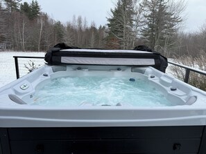 Outdoor spa tub - Tranquil 3 bedroom Home with Hot Tub and Standby Generator in Andover (Andover)