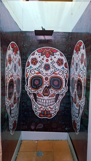 Douche, douche à « effet pluie », serviettes fournies, savon