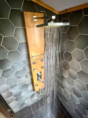 Een douche, een haardroger, zeep
