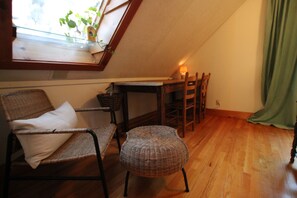 Interior - Historic Camden Showstopper!!  THE LITTLE GARDNER’S COTTAGE (Camden)