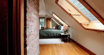 Historic Camden Showstopper!! THE LITTLE GARDNER’S COTTAGE