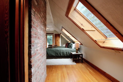 Historic Camden Showstopper!!  THE LITTLE GARDNER’S COTTAGE