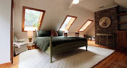 Historic Camden Showstopper!! THE LITTLE GARDNER’S COTTAGE