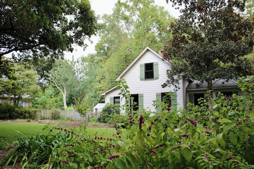 Historic Camden Showstopper!!  THE LITTLE GARDNER’S COTTAGE