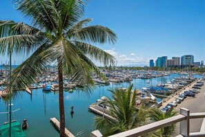 Marina - Beautiful Honolulu Waikiki Ocean View Condo (Honolulu)