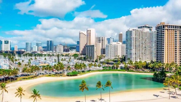 On the beach, sun-loungers, beach towels - Amazing Ocean Marina View Condo Near Waikiki Beach (Honolulu)