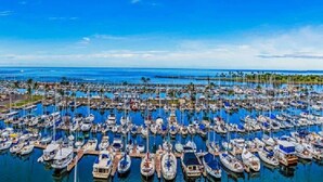 A marina filled with boats, docks, and a clear blue sky. - Amazing Ocean Marina View Condo Near Waikiki Beach (Honolulu)