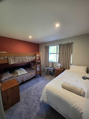 3 bedrooms, iron/ironing board, free WiFi, bed sheets